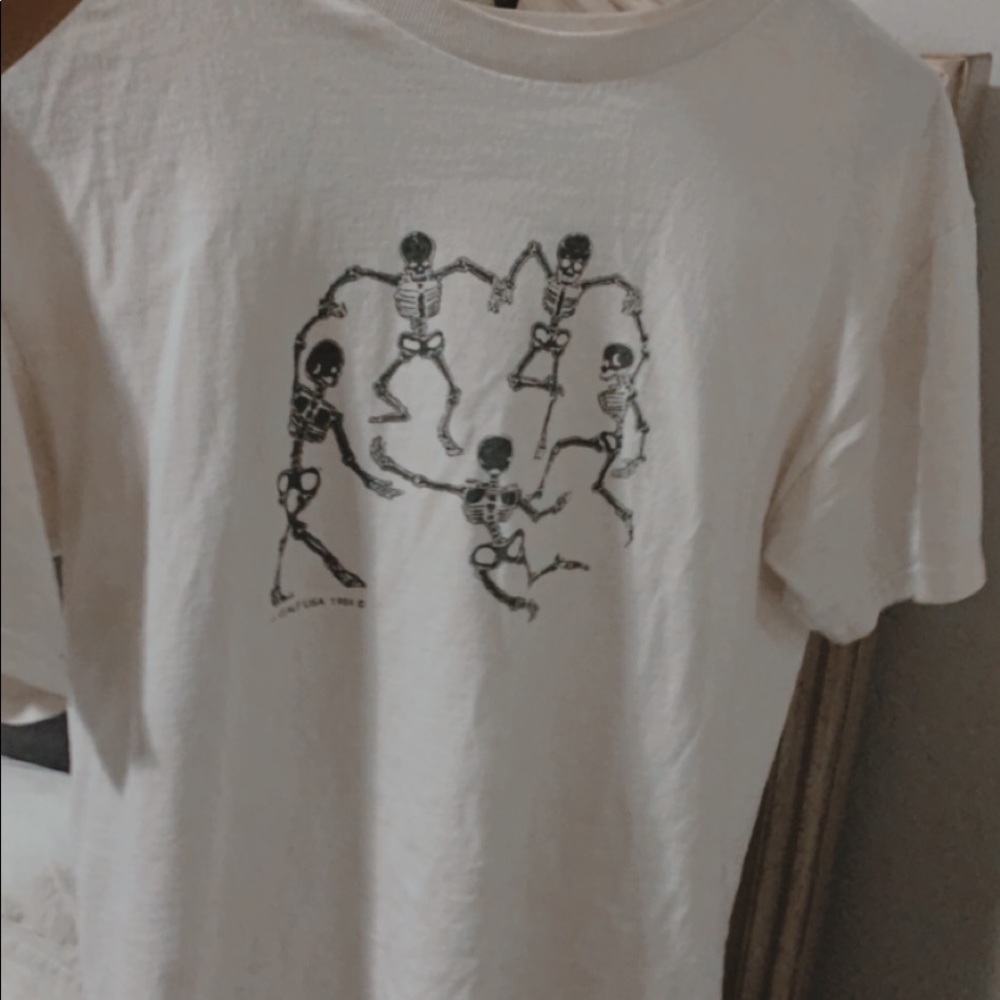 BRANDY MELVILLE GRAPHIC TEE SOLD